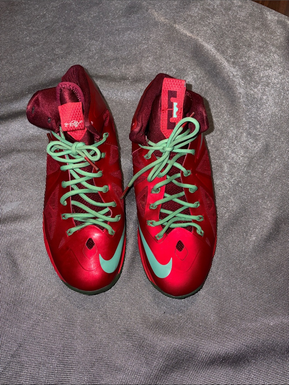 Nike LeBron James Christmas size 9.5